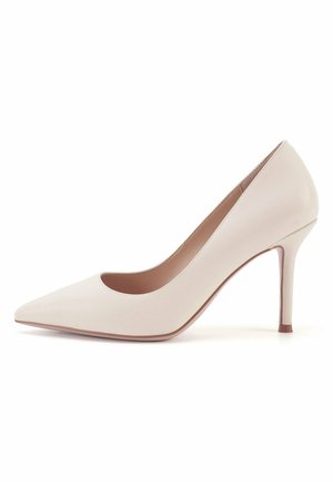 Decolleté beige in pelle con punta affusolata, lati aperti e tacco a stiletto sottile. Texture liscia e design minimale.
