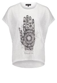 Camiseta blanca de manga corta con un gráfico negro de una mano que presenta símbolos y texto. Tejido suave y ligero con un ajuste relajado.