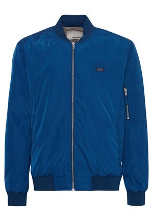 Chaqueta bomber azul con un acabado suave y brillante, puños y dobladillo acanalados, cierre frontal de cremallera y un bolsillo con cremallera en la manga izquierda.