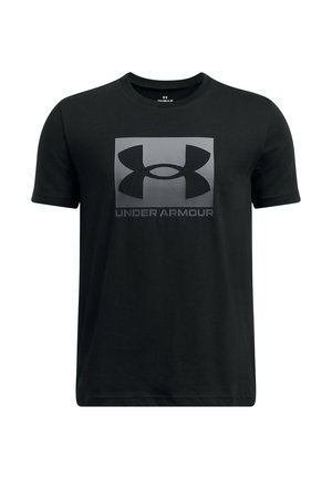 Čierne tričko s krátkym rukávom, na ktorom je šedý gradientný štvorcový vzor s logom Under Armour a textom "UNDER ARMOUR" umiestneným na hrudi.