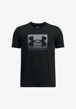 Musta lühikeste varrukatega T-särk, millel on halli gradiendiga ruut, kus keskel on Under Armouri logo ja tekst "UNDER ARMOUR".