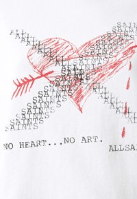 Λευκό μπλουζάκι με κόκκινη καρδιά και επικάλυψη κειμένου "ALL SAINTS." Περιλαμβάνει κόκκινο βέλος και σταγόνες κόκκινου, με τυπωμένο κείμενο από κάτω.