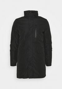 Parka noire imperméable avec un col haut, fermeture éclair à l'avant, poche poitrine et deux poches plaquées latérales. Texture lisse et design sobre.