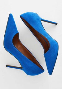 Modre semiš visoke pete s koničastim nosom in izrezljanim dizajnom. Imajo tanke stiletto pete in rjavo notranje oblačilo.