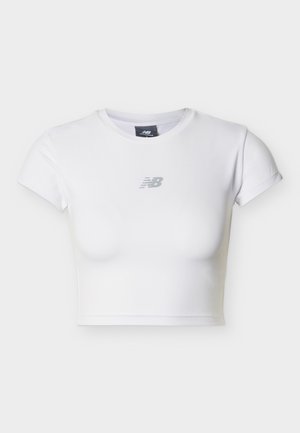 Witte crop top met korte mouwen, een ronde hals en een klein grijs New Balance-logo midden op de borst.