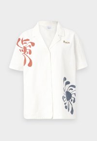 Camisa de lino de manga corta en color blanco roto con patrones abstractos en rojo y azul marino. Presenta un collar clásico y cierre de botones. Acento del logo dorado.