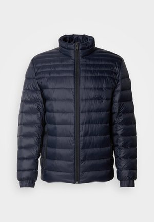 Chaqueta de plumas navy con un cuello alto, diseño acolchado, cierre frontal con cremallera y puños de canalé. Textura suave con un aspecto ligero.