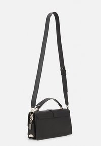 Musta synteettinen olkalaukku, jossa on tekstuuripinta, yläkahva, säädettävä hihna ja hopeinen koristeriippu. Suorakulmainen muoto.