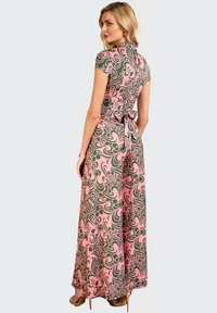Abito maxi con stampa floreale in rosa e verde, dotato di maniche corte, colletto alto e vita legata. Tessuto morbido con un design fluido.
