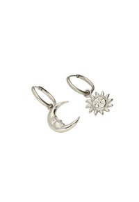 Boucles d'oreilles en argent en forme de créoles, présentant un design de croissant de lune et de soleil, avec des détails texturés et des traits faciaux sur chaque pendentif.