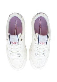 Vita sneakers med perforerad textur, rund tå och platta snören. Har U.S. Polo Assn. logotyp på tungan och innersulan, med lila accenter.