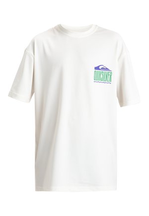 Camiseta blanca de manga corta con pequeño logo de Quiksilver en verde y morado en el lado izquierdo del pecho, que presenta un diseño de ola y montaña.