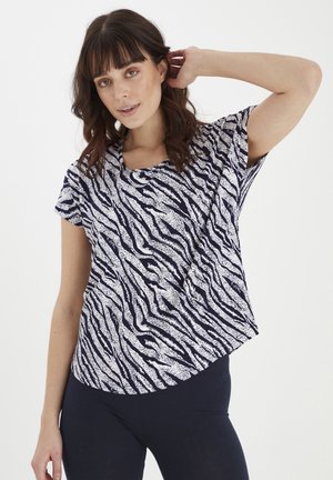 Haut à manches courtes bleu marine avec un motif de rayures zèbres blanches, fabriqué dans un tissu doux et texturé avec un col rond.