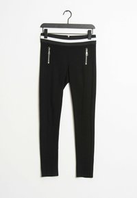 Zwarte broek met een gladde textuur, voorzien van een gestreepte tailleband en ritszakken aan de voorkant. Hangt aan een zwarte hanger.