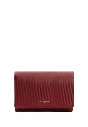 Portafoglio in pelle rossa con texture, chiusura a patta, dotato di motivo in rilievo e dettagli con logo. Forma rettangolare compatta, design minimalista.