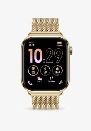 Goldfarbene Smartwatch mit quadratischem Display, schwarzem Bildschirm, digitaler Uhrzeit und Gesundheitsmetriken. Metallisches Maschenarmband mit einem sicheren Verschluss.