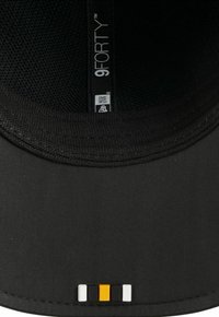 Schwarze 9FORTY-Cap mit einem strukturierten Innenfutter, flachem Schirm und einem Logo-Tag. Vordere Akzente sind orange, weiß und schwarz gestreift.