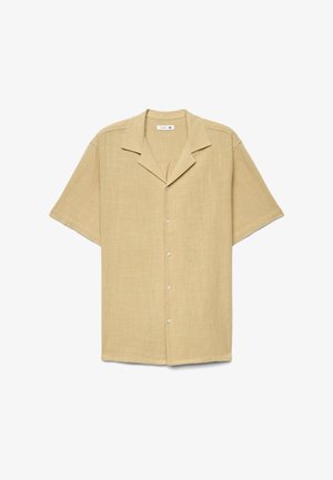 Camicia beige a maniche corte con collo alla coreana, tessuto leggero e strutturato, e bottoni bianchi sul davanti.