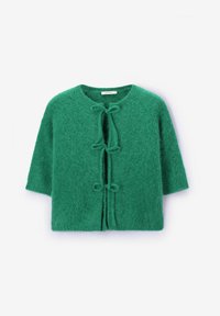 Cardigan en tricot vert avec des manches courtes, texturé, doté d'un col rond et de liens centraux pour la fermeture, fabriqué à partir d'un tissu doux et pelucheux.