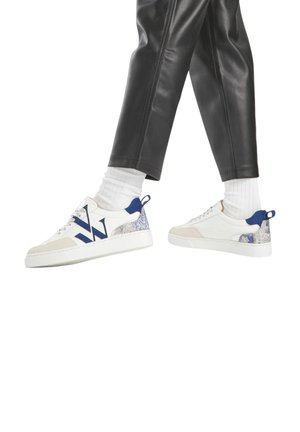 Vanessa Wu Baskets basses - blanc