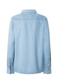 Lichtblauwe denim shirt met lange mouwen, afgeronde onderkant, knoopmanchetten en een klassieke kraag. Soepele textuur met subtiele stikseldetails.
