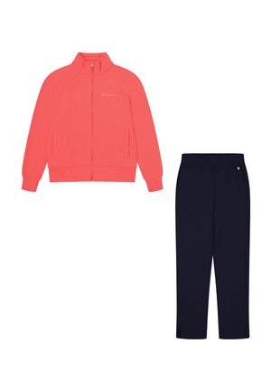 Koraalroze jas met ritssluiting en twee zakken, gecombineerd met blauwe joggingbroek met een elastische tailleband. Beide artikelen zijn gemaakt van zachte, lichtgewicht stof.