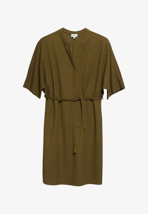 Korte mouw olijfgroene jurk met een ronde halslijn, drieknoops beleg en een bijpassende ceintuur gestrikt in de taille.