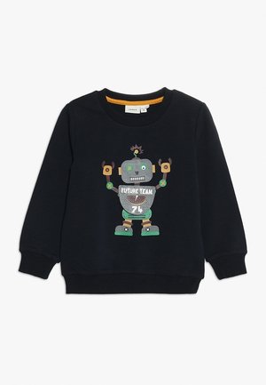 Schwarzer Pullover mit langen Ärmeln und einem strukturierten Robotergrafik in Grün, Grau und Braun, beschriftet mit "FUTURE TEAM 74" in mehreren Farben.