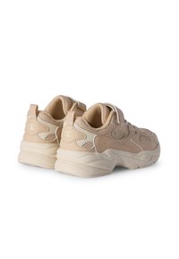 Un paio di sneaker beige Champion con suole spesse, tomaia in mesh e pelle, e dettagli del logo, mostrate da un angolo posteriore.
