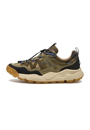 Chaussures de randonnée vert olive avec tissu imperméable, embout en caoutchouc noir, semelle beige épaisse et lacets bleus, présentant des accents texturés et un logo.