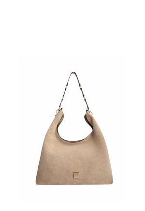 Beige suède schoudertas met een enkele zwarte band met gouden gespdetails en een klein vierkant logo aan de voorkant.