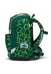 Grüner Rucksack mit hexagonalem Muster und einem glänzenden Knopf, der ein wildes Tier darstellt. Verfügt über mehrere Taschen und verstellbare Träger.