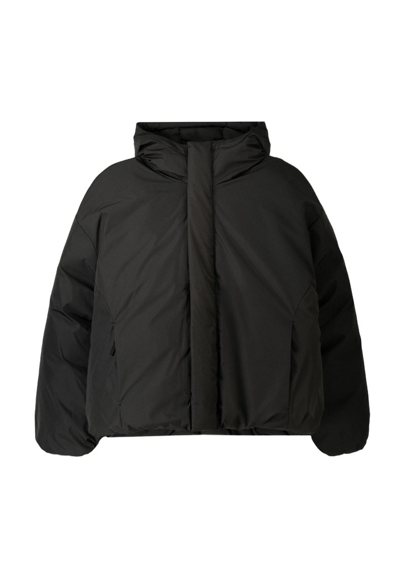 Giacca a vento nera con cappuccio alto, vestibilità oversize e texture liscia. Presenta una chiusura frontale e tasche laterali. Design semplice e moderno.