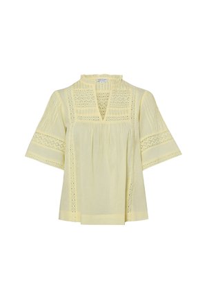 Blouse jaune clair à manches courtes, inserts en dentelle sur les manches et sur le devant, détails plissés et petit col volanté.