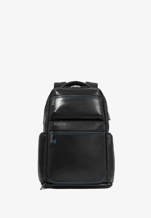 Zwarte leren rugzak met verstelbare riemen, meerdere met rits afsluitbare vakken en blauwe accenten. Gladde textuur, rechthoekige vorm en gevoerde achterkant.