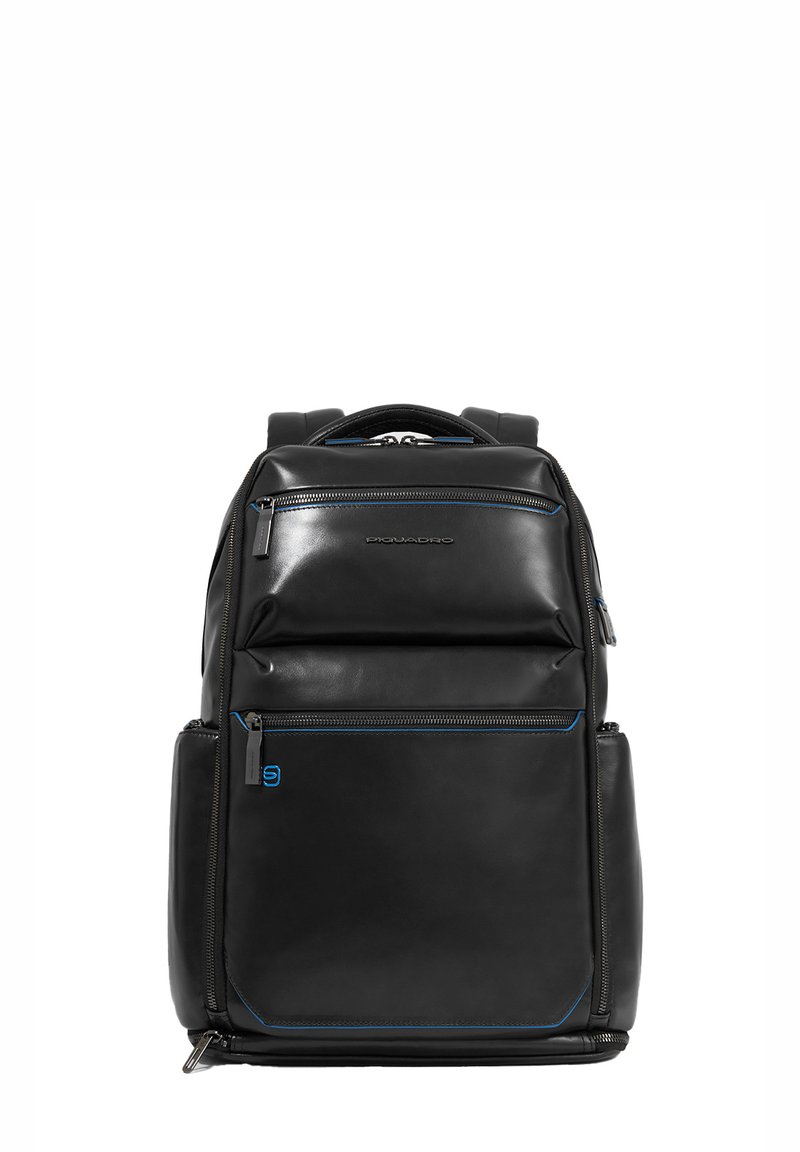 Zaino in pelle nera con spallacci regolabili, multiple tasche con cerniera e dettagli blu. Texture liscia, forma rettangolare e schienale imbottito.