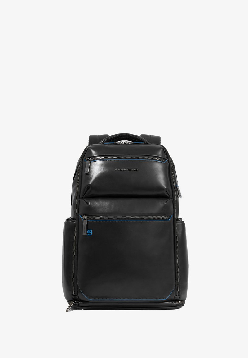 Zaino in pelle nera con spallacci regolabili, multiple tasche con cerniera e dettagli blu. Texture liscia, forma rettangolare e schienale imbottito.
