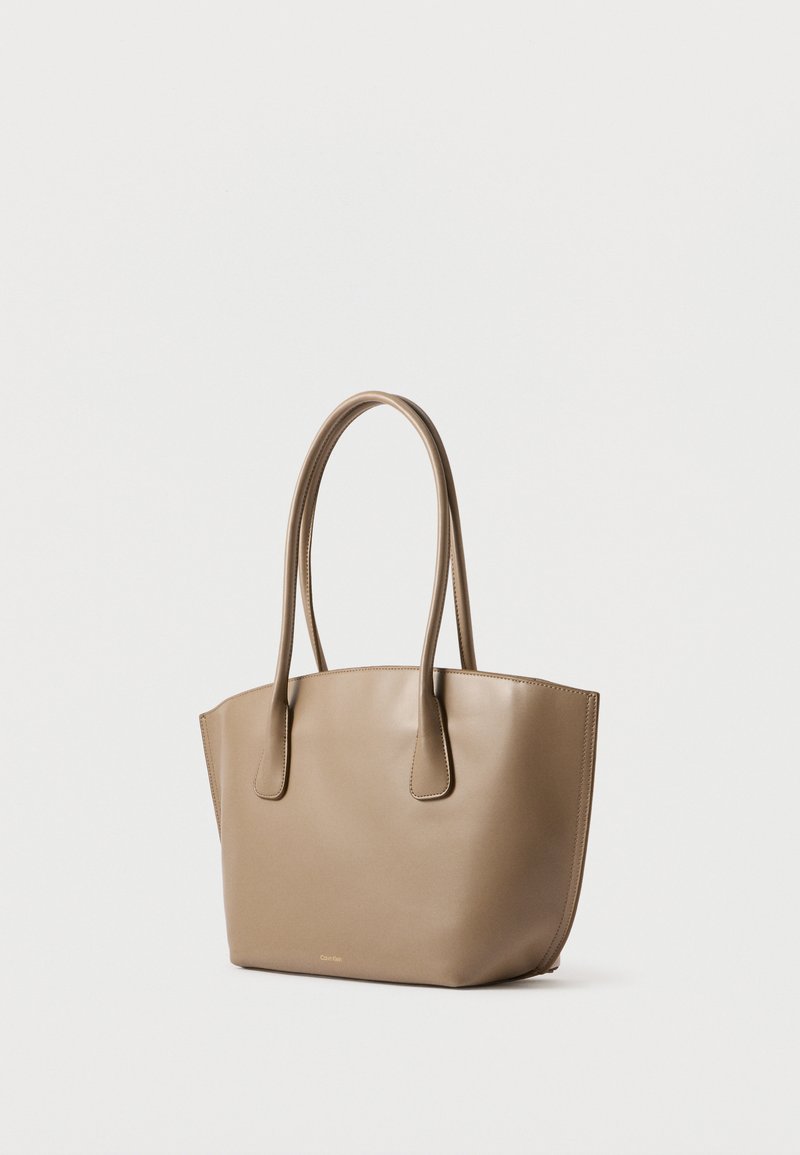 Calvin Klein MEDIUM DOME TOTE - Velká kabelka - desert taupe