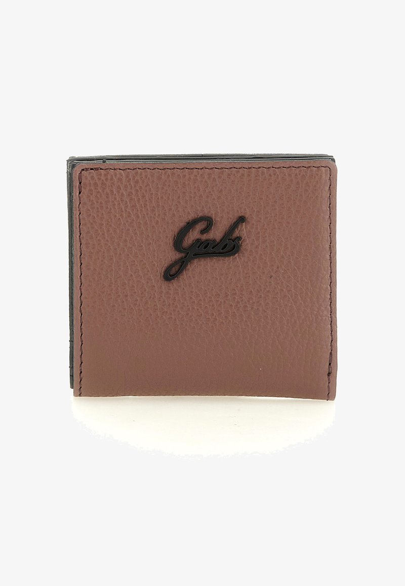 Portafoglio in pelle marrone con texture, dotato di logo "Gabs" nero centrato sulla parte anteriore, fotografato su sfondo bianco.
