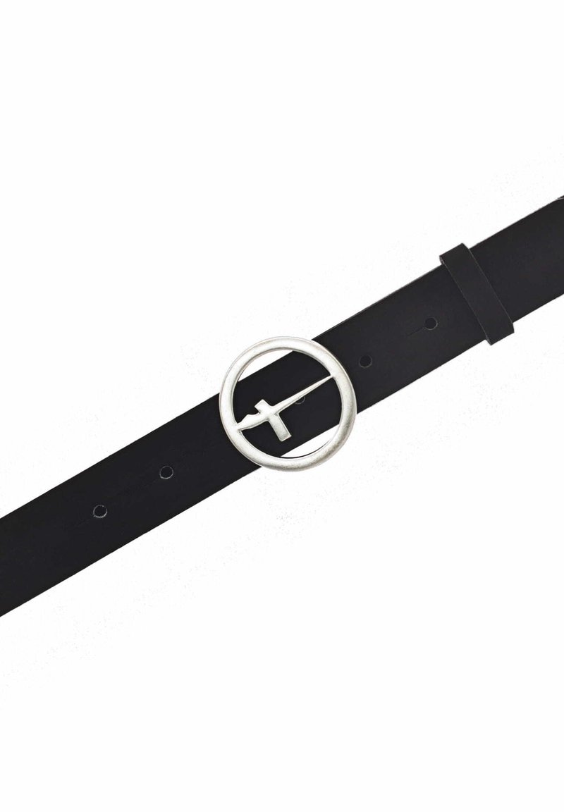 Cintura in pelle nera con una fibbia tonda in tonalità argento caratterizzata da un design incrociato distintivo e numerosi fori di regolazione lungo il cinturino.