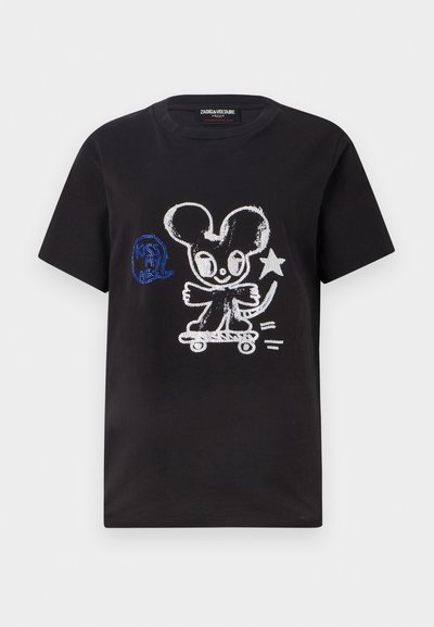 T-shirt noir avec un design de souris de dessin animé en skateboard en blanc et bleu, accompagné d'un élément de texte ludique et à manches courtes.