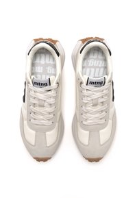 Ein Paar Sneaker mit einem Obermaterial aus beigem und cremefarbenem Leder und Wildleder, einem schwarzen Akzent, einer grau gemusterten Innensohle und weißen Schnürsenkeln.