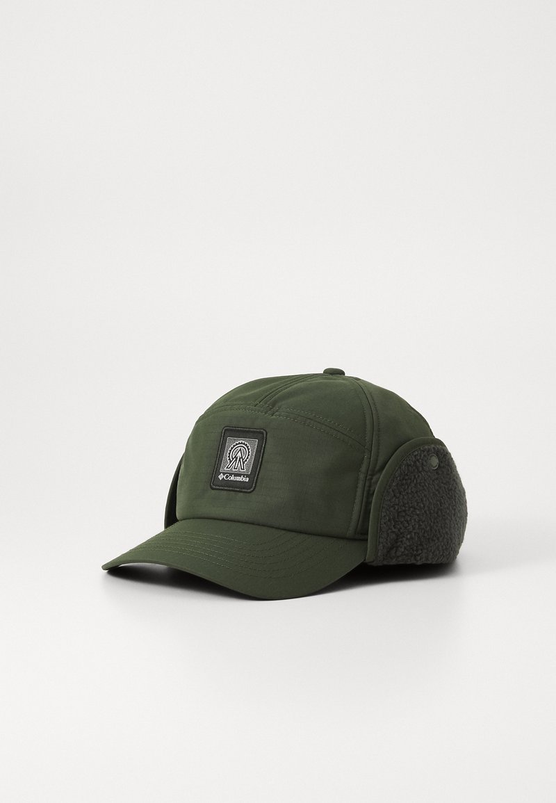 Grøn kasket med en blød, grå fleece øreklaff, fremtrædende logo-patch og buet skygge; lavet af holdbart stof med synlige sømme.