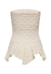 Haut beige en dentelle sans bretelles avec corsage cintré et ourlet asymétrique à volants.
