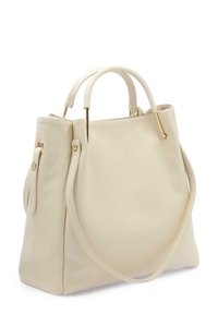 Krämfärgad läderhandväska med slät textur, dubbla handtag och ett avtagbart axelband. Utrustad med detaljer i guldton.