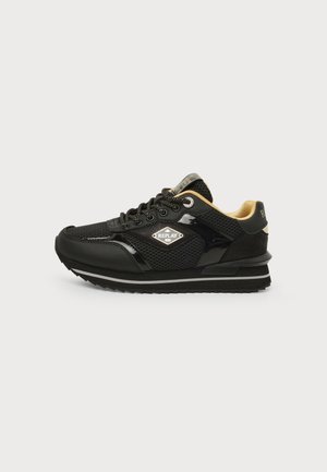 Μαύρο χαμηλό sneaker με δίχτυ και πατεντέ δέρμα, μπεζ εσωτερική επένδυση, μαύρα κορδόνια και ασημένιο λογότυπο Replay στο πλάι.