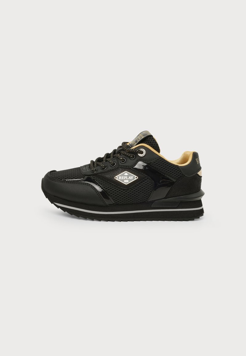 Μαύρο χαμηλό sneaker με δίχτυ και πατεντέ δέρμα, μπεζ εσωτερική επένδυση, μαύρα κορδόνια και ασημένιο λογότυπο Replay στο πλάι.