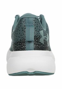 Zapatilla deportiva en color verde azulado con parte superior de punto texturizado, suela intermedia blanca y un logotipo llamativo. Cuenta con una pestaña en el talón para facilitar su uso.
