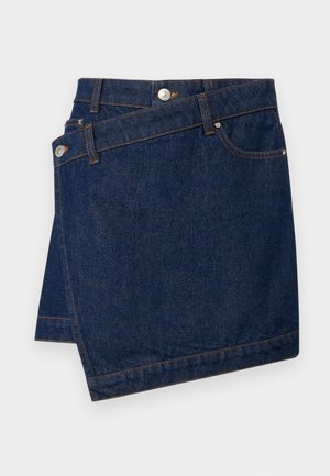Tumma sininen denimhame, jossa epäsymmetrinen etukääre, vyölenkit, etutaskut ja hopeanväriset nappikiinnitykset valkoisella taustalla.