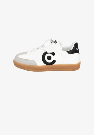 Zapatilla blanca con puntera beige, suela de goma, detalle negro en el talón, gran logo negro "C" en el lateral y correa blanca de velcro sobre los cordones.
